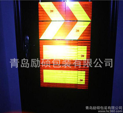 黑夜里的导航端 小小反光标识守护路网时代大安全